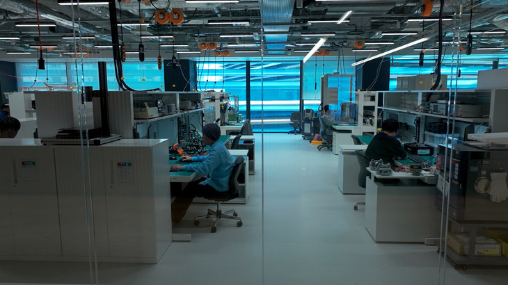 オフィスエリアと隣接して設けられた、ガラス張りのライトラボ（中小型実験・研究設備）。