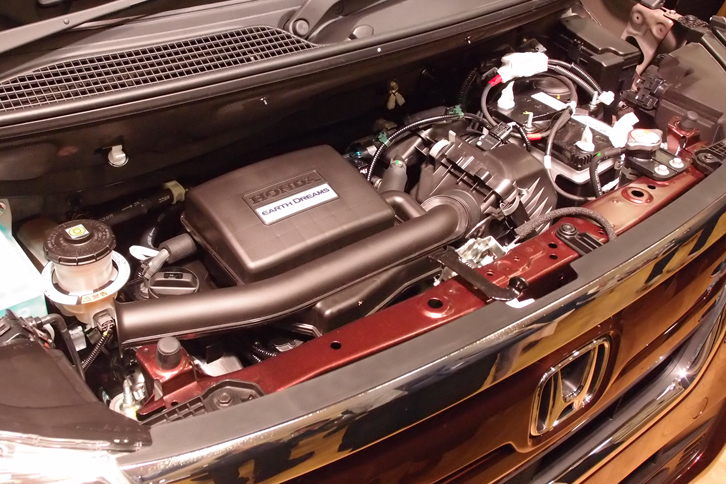 エンジンは自然吸気（写真）とターボの2種類。自然吸気ユニットに吸気VTECを搭載するなど、従来のものに大幅に手が加えられている。