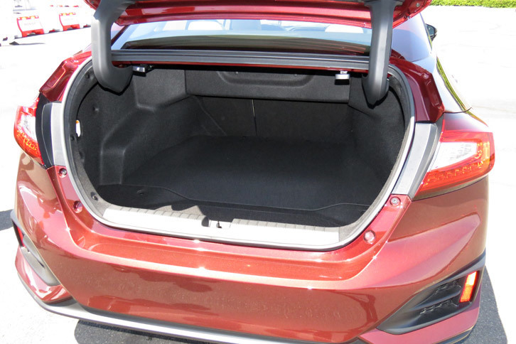 「クラリティ」シリーズの中では、EVやFCVと比べて十分なラゲッジルームが確保されている点もPHEVの特徴。後席の分割可倒機構も備わっている。