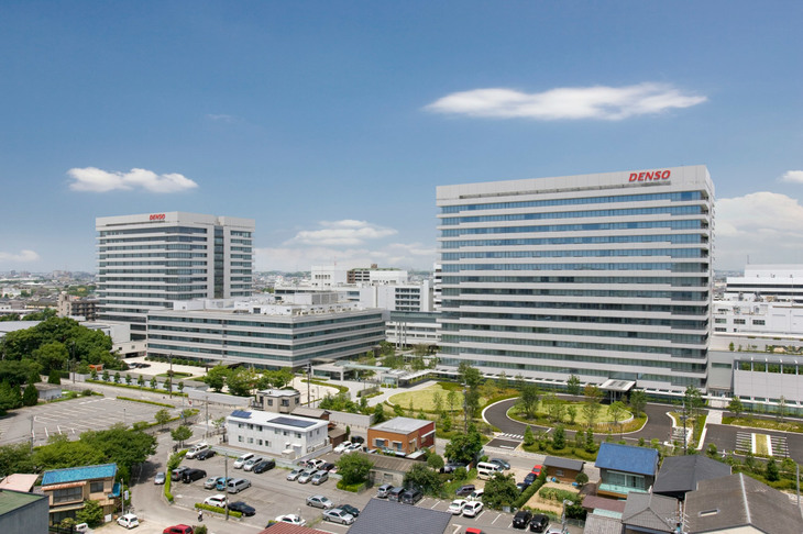 世界第3位の部品メーカーとして知られるデンソー。トヨタ自動車工業（当時）の電装部門という出自を持ち、今日でも、売り上げ収益のほぼ半分がトヨタグループとの取引によるものとなっている。