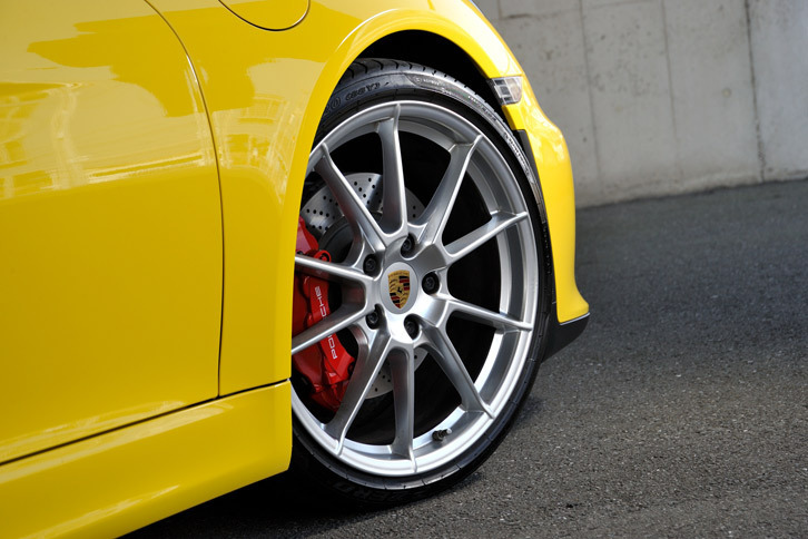 タイヤサイズはフロントが235/35ZR20、リアが265/35ZR20。ピレリのスポーツタイヤ「Pゼロ」が装着されていた。