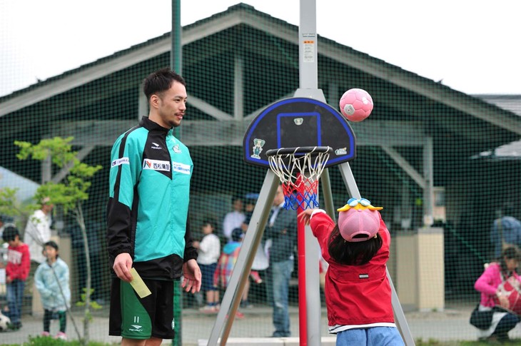 B3リーグで活躍するプロバスケットボールチーム「東京エクセレンス」の選手による子供向けバスケットボール教室の様子。未来のエースたちがシュートのコツなどを学んでいた。