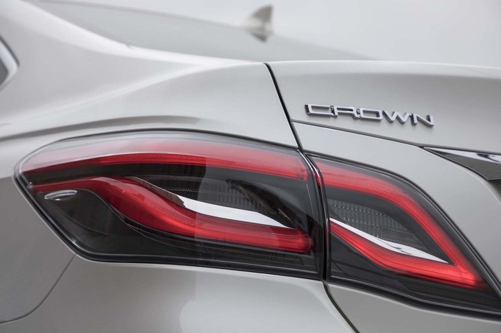 有機的なラインが目を引く、LED式のリアコンビランプ。最新のクラウンでは、新デザインの「CROWN」ロゴが採用されている。