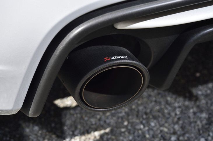 アクラポヴィッチ製のハイパフォーマンスエキゾーストシステムを標準装備。カーボン仕上げのテールパイプフィニッシャーにサソリのマークと「AKRAPOVIC」のロゴが入っている。
