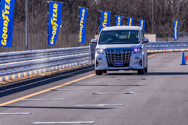 今回の試走コースに設定されていた、首都高や橋などでみられる路面の継ぎ目を模したセクション。板状のゴムを並べ凹凸をつくっている。ここでは疑似的な継ぎ目を通過する際の衝撃や音、挙動、乗り心地の変化などを確認することができた。