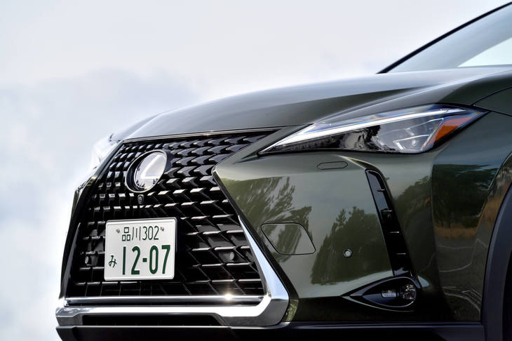 スピンドルグリルの下部には、アンダーガードをイメージしたという、シルバーのフレームを採用する。