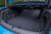 荷室容量は495リッター。後席の背もたれには40：20：40の分割可倒機能が備わっている。写真は背もたれをすべて前方に倒した様子。