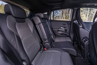 後席の背もたれには40：20：40分割可倒機能に加え、前後スライド機構が備わる。背もたれを前方に倒せばほぼフラットな積載スペースが出現し、荷室容量を最大1430リッターに拡大できる。