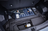 荷室床面に小物入れの収納に適したサブトランクを設置。バルクヘッド近くには、容量4.8Ah、システム電圧118Vのリチウムイオンバッテリーが搭載される。