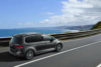 
	インジウムグレーメタリックのボディーカラーを採用した「ゴルフトゥーランTDIプレミアム」は限定150台の販売。
	