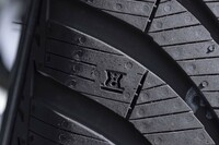 トレッド面には砂時計マークによって摩耗状態を確認できる「スノー摩耗インジケーター」をレイアウト。摩耗が進むと砂時計内部の穴が小さいほうから順に消えていき、3つとも消えた時点で摩耗度が50％に到達。冬用タイヤとしては使用できなくなることが簡単に理解できるようになっている。