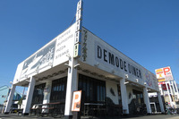 「キャデラックCT6プラチナム」で向かったのは、国道16号沿い、米軍横田基地の至近にある「デモデダイナー福生店」。