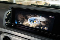 インストゥルメントパネルまわりの特徴となっている薄型のフル液晶パネル。カーナビやインフォテインメントシステム、車両制御システムなどの機能が統合されている。