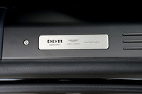 ドアシルに装着された「DB11 Launch Edition」のプレート。映画の劇中車として使用されたことから「DB10」という車名は量販モデルでは使われないこととなった。