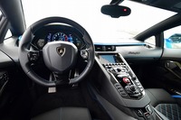 レザーとカーボンファイバーがふんだんに用いられたインテリア。デザイン自体は従来型から目立った変更はない。