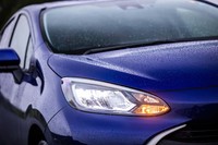 「G」グレードのヘッドランプは2灯式のLEDタイプ（写真）。オプションで、マニュアルレベリング機能付きのBi-Beam LEDヘッドランプに変更できる。