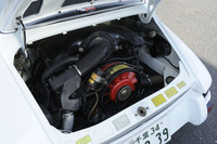 「911S」用エンジンのボアを拡大して開発された2.7リッター水平対向6気筒エンジンは最高出力210PSを発生する。