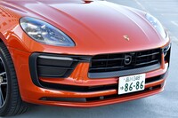 スポーツカーとしてのキャラクターを印象づけるとともにワイド感を強調したとされる、新型「マカン」のフロントフェイス。