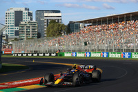 レッドブルのセルジオ・ペレス（写真）は、3番グリッドから2位フィニッシュ。スタートでルイス・ハミルトンに先を越されるも序盤のうちに3位奪還。チームメイトのマックス・フェルスタッペンが2位走行中にメカニカルトラブルでリタイアしたことで得たポジションだった。ドライバーズランキングでは現在30点で4位。チャンピオンのフェルスタッペンはさらに5点ビハインドの6位に沈んでいる。（Photo=Getty Images / Red Bull Content Pool）