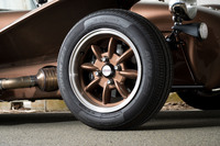 「スーパーセブン2000」に備わる8スポークの「Classicホイール」。タイヤサイズは前が175/65R14、後ろが185/60R14で、タイヤには、ケータハムの純正装着品としては穏当な性格の「エイボンZT7」を履く。
