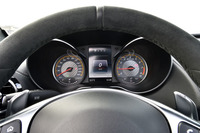 メーターは2眼式。タコメーター（右）のレッドゾーンは7000rpmから。スピードメーター（左）は360km/hまで刻まれている。