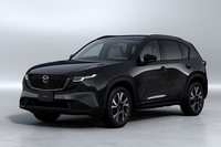 3代目「CX-5」の開発コンセプトは「新世代エモーショナル・デイリーコンフォート」。「魂動（こどう）デザイン」と「人馬一体の走り」という従来モデルの個性を磨き上げつつ、快適な乗車スペースや広いラゲッジスペースなどの新しい魅力も付与したという。ボディーサイズは全長×全幅×全高＝4690×1860×1695mm、ホイールベース＝2815mm。従来モデルより3方向ともにサイズが拡大された。