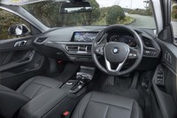 ともに10.25インチのセンタースクリーンとデジタルメータークラスターはオプションの「iDriveナビゲーションパッケージ」に含まれている。