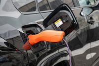 バッテリーの電力は荷室のアクセサリーコンセントに加え、写真のビークルパワーコネクターを使えば充電用のインレットからも取り出しが可能だ。