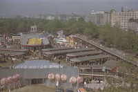 1954年に日比谷公園で開催された第1回全日本自動車ショウの様子。英語表記は後の東京モーターショーと同じく、「TOKYO MOTOR SHOW」だった。