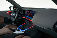 この角度から見ると、ボリューミーに張り出すダッシュボードの形状がよくわかる。