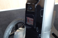 写真はフロント側。上部にはカメラ、その下に3次元環境認識を行う3D LiDARが備わる。