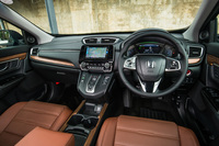 「ハイブリッドEX・マスターピース」のインストゥルメントパネルまわり。シフトセレクターの仕様が異なるため、ひと目でガソリン車と見分けられる。