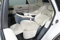 ショーファーカーならではの、ゆったりとしたリアシート。まるで旅客機のファーストクラスのような装備と趣だ。