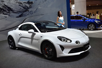 2019年6月にルマン24時間レースの会場で発表された「A110S」。東京モーターショーにあわせ、10月23日（仏時間：10月22日）に本国での正式受注と、日本での先行予約受け付けが開始された。