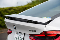 リアエンドには可動式のスポイラーが備わる。110km/hを超えると自動で立ち上がるほか、手動操作も可能。