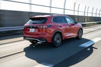 ボディーカラーは全8種類で、7万7000円のオプションカラー「オリックスホワイト」を除くと、いずれも無償で選択が可能。試乗車には新色の「パーシモンレッドメタリック」が用いられていた。