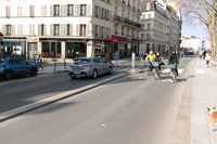 ノートルダム大聖堂近く。もともと片側2車線ずつの幹線道路だったが、2車線が自転車専用レーンに改装されて、クルマが通れるのは一方通行の2車線のみとなっている。