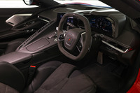 「コルベット」史上初となる右ハンドルの運転席まわり。ドライビングポジションは、米国市場のままであるはずの記者の「ダッジ・バイパー」より、はるかによくできている（笑）。