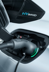 充電は普通充電のみに対応。200V 3kWでは約5時間、200V 6kWでは約2時間半でバッテリーを満充電できる。