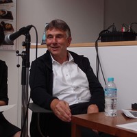 記者団の質問に答えるケルツ氏。「静かで快適なのに、スポーティーなドライビングもできる。それがEQCの魅力ですね」。