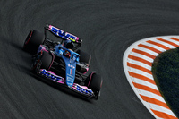 今季アルピーヌに加入したピエール・ガスリー（写真）は、移籍後初の表彰台となる3位でゴール。予選では12番手と振るわなかったものの、レースではスタート直後の雨にいち早く対応し上位に浮上。さらに4位を走っていたレース終盤には、ライバルのペレスにピットレーンのスピード違反による5秒加算ペナルティーが科されたことで、2021年アゼルバイジャンGP以来となる久々のポディウムが転がり込んだ。エステバン・オコンも10位入賞を果たし、ここのところ最大のライバルであるマクラーレンにやられっぱなしだったアルピーヌはこのレースで16点を獲得したものの、ランキング5位のマクラーレンとの間にはまだ38点もの開きがある。（Photo=Alpine F1）
	 