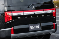 フロントに比べるとリアまわりの変化は穏やかなもの。コンビランプとガーニッシュに連続性が持たされたデザインとなっている。