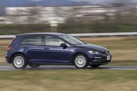 ショルダー部に配された大きさの違うトレッドブロックが、それぞれ異なる周波数帯のノイズを発するため、ピークが高まることなく優れた静粛性を実現するという。