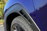 前後フェンダーの後方には、装飾ではなく本物のエアアウトレットを装備。また各ガーニッシュの表面には凹凸のある空力テクスチャーが施されており、空気の流れを整えることで操縦安定性の向上を図っている。