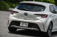 「トヨタ・カローラ スポーツ」のリアまわり。
	ほった：「前や横と違って、後ろはこれでもかってぐらいプレスラインが走ってますね」
	明照寺：「表現したいことはわかるんですけどね……」
	（写真＝向後一宏）