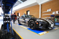 リフトの上に誘導される「ダッジ・バイパー」。今回の企画の目的は、このクルマの状態を見てもらうことにあった。