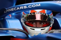 「ALPINE」ロゴが添えられたF1マシンにおさまるドライバー、エステバン・オコン。2021年シーズンは、第6戦アゼルバイジャンGPを終えた時点でランキング12位（12ポイント）。チームは10チーム中7位につけている。