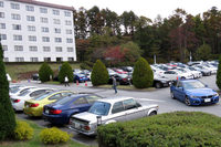 会場となった八ヶ岳ロイヤルホテルの駐車場の様子。見渡す限りのBMWである。