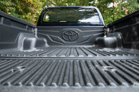 販売店オプションで用意される、ポリ塩化ビニル製のベッドライナー。同じく販売店オプションとして、ソフト／ハードトノカバーや、スポーツバーなども用意される。