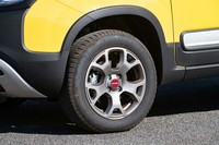 専用デザインの10スポークアルミホイール。タイヤサイズは175/65R15で、試乗車は「グッドイヤー・デュラグリップ」を履いていた。